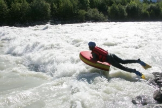  白水游泳阿尔卑斯山 
